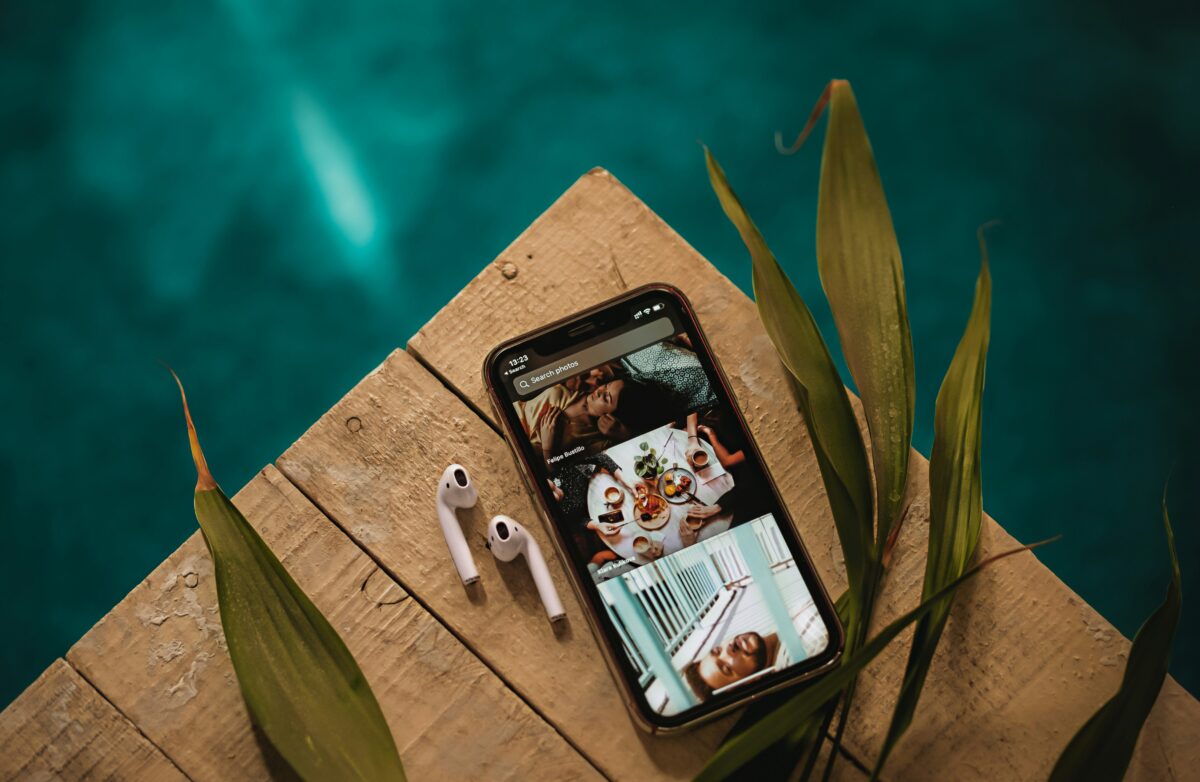 Smartphone op een houten tafel